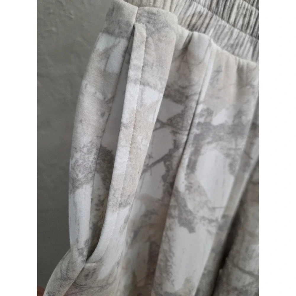 P166. Leaf Camo Print Wide-Leg Sweatpants